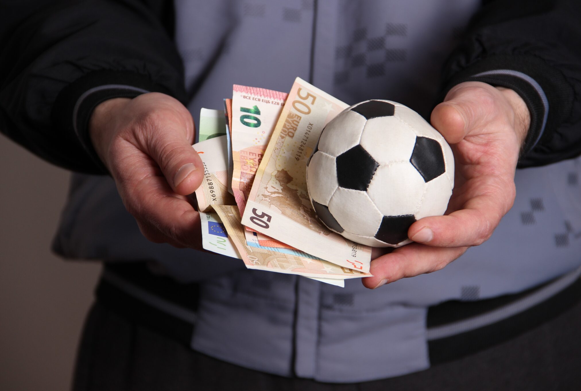 Футбольный мяч и деньги